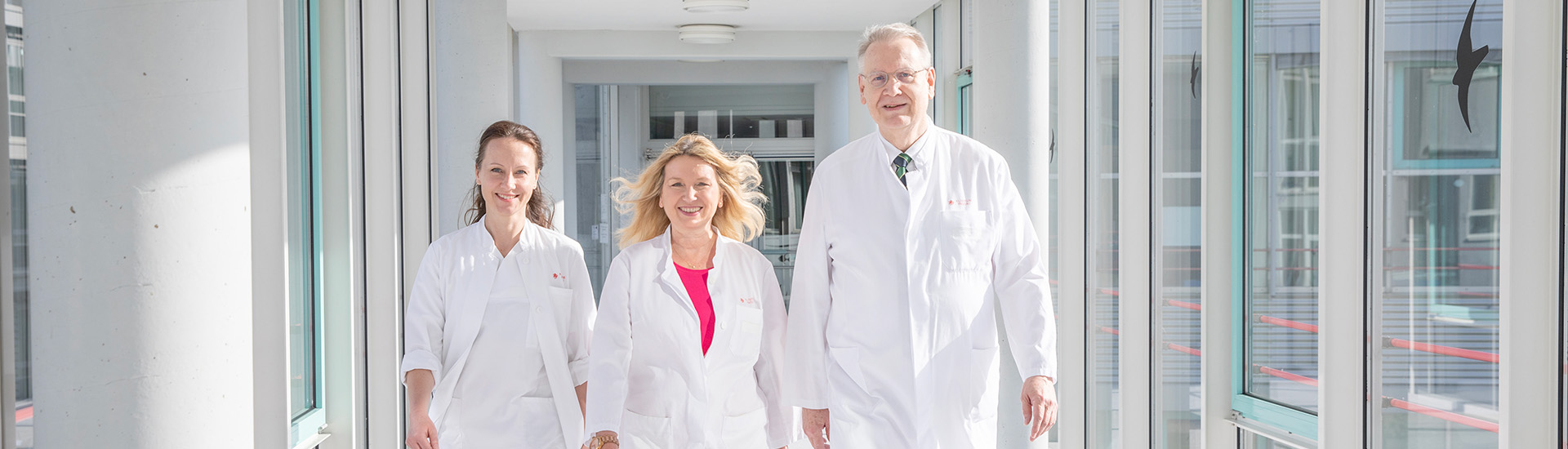 Drei Ärzte des Brustzentrums Passau gehen am Flur entlang